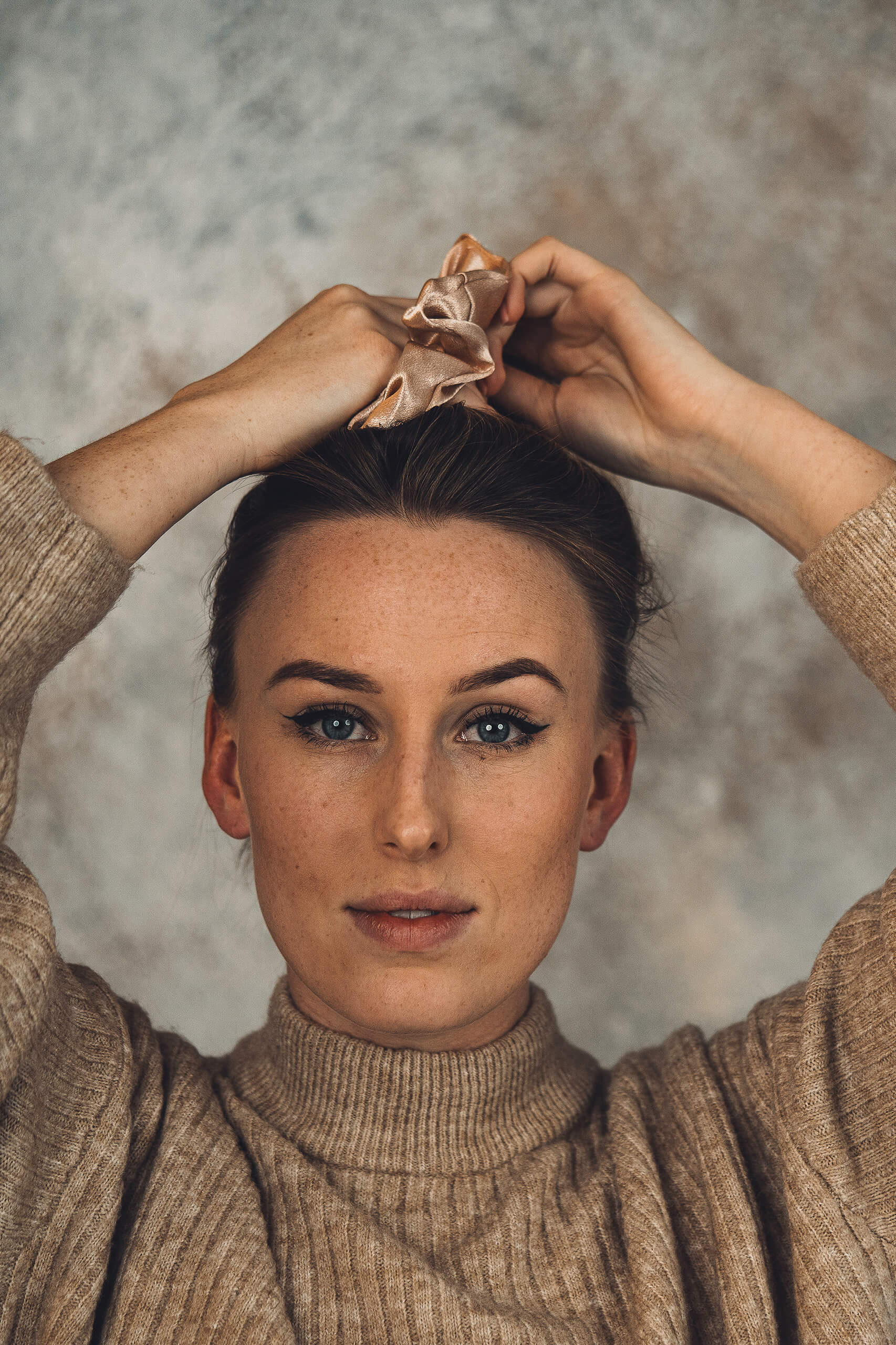 Model met beige satijnen scrunchie
