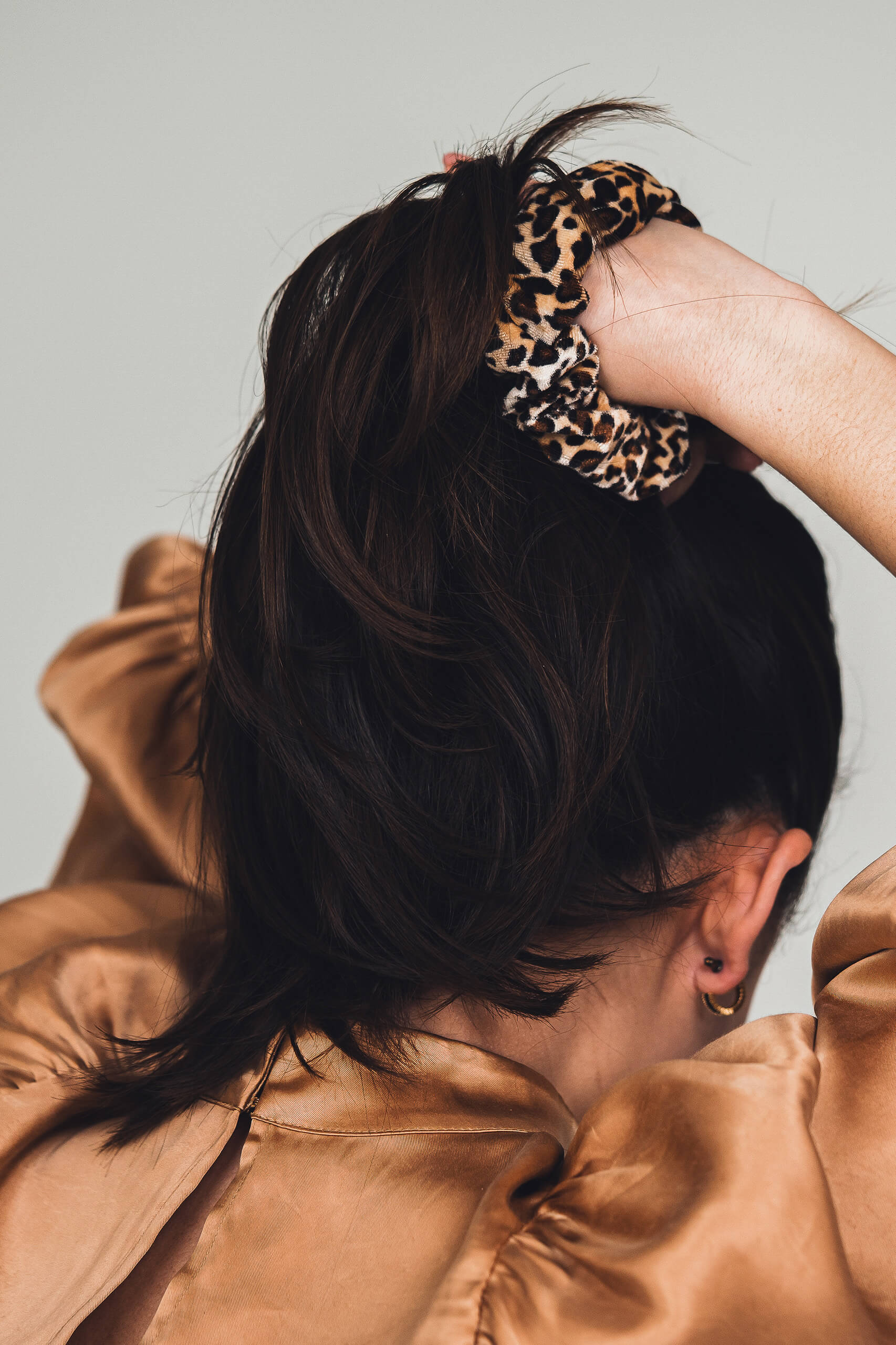 Model met panterprint scrunchie