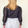 Zwarte kanten blouse achterkant